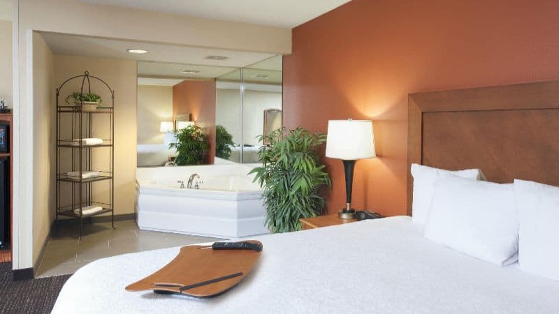 Hampton Inn Muskegon Jacuzzi room