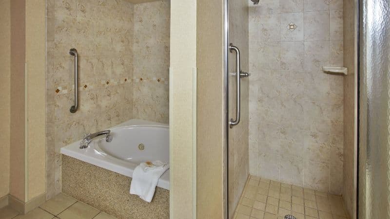 Holiday Inn & Suites Ann Arbor Univ. Michigan Area, an IHG Hotel Jacuzzi room