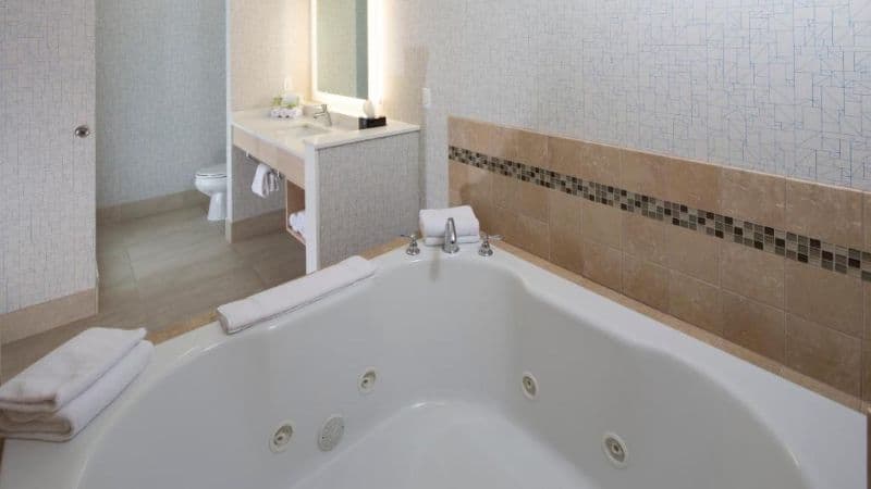 Holiday Inn Express & Suites Rochester Hills – Detroit Area By IHG Jacuzzi room