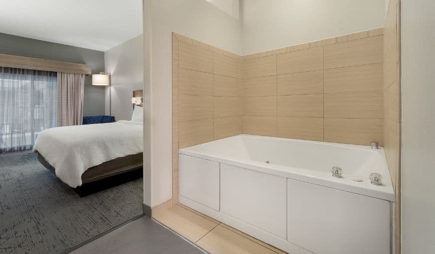 Holiday Inn Express & Suites Saginaw By IHG Jacuzzi room