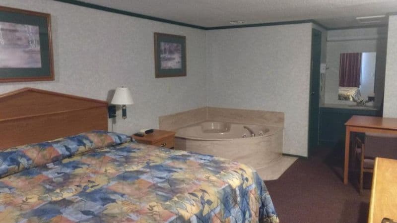 Kensington Inn Jacuzzi room