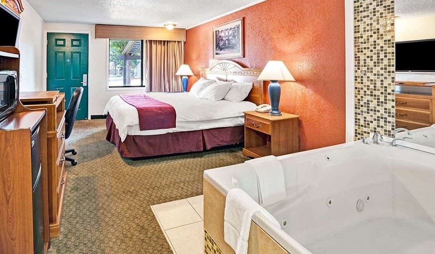 Knights Inn Sterling Heights Jacuzzi room