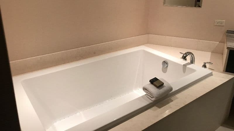 MGM Grand Detroit Jacuzzi room