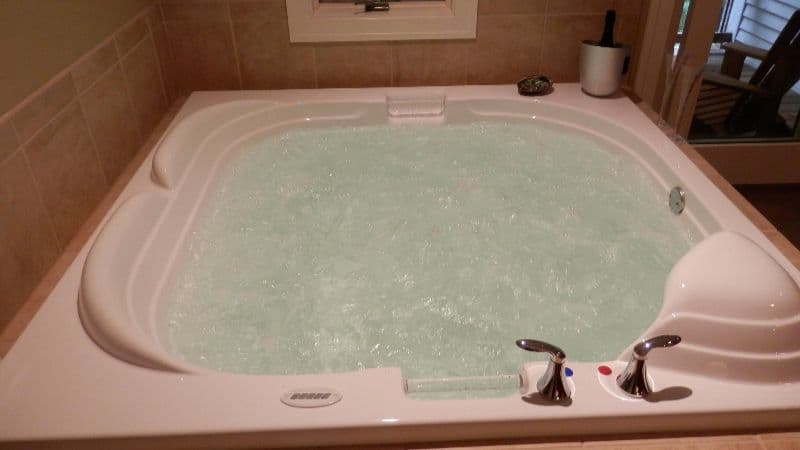 Pigeon Creek Inn Jacuzzi room