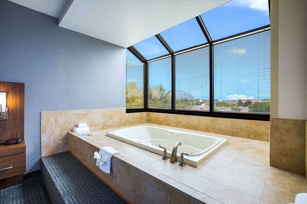 Quality Suites Hotel Jacuzzi room