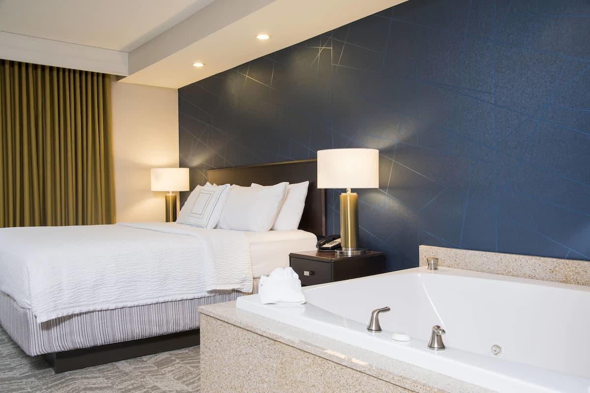 SpringHill Suites Marriott Midland Jacuzzi room