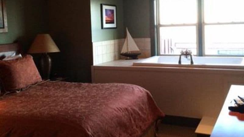 Tamarack Lodge Jacuzzi room