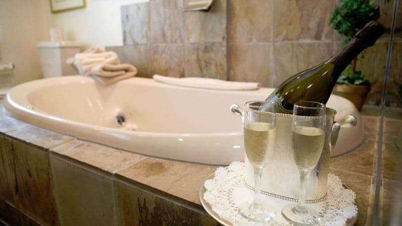 The Belvedere Inn & Restaurant Jacuzzi room