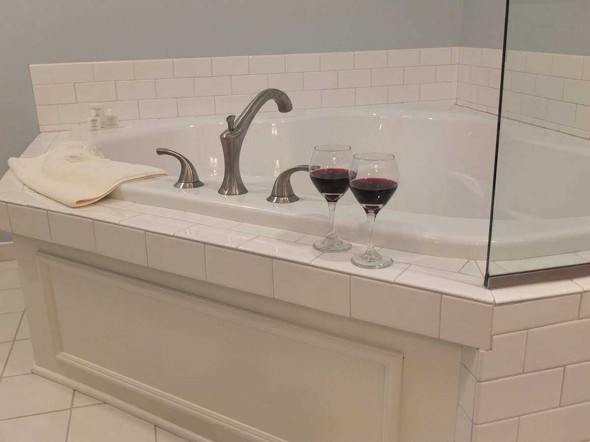The English Inn Jacuzzi room