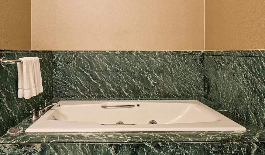 The Henry, Autograph Collection Jacuzzi room