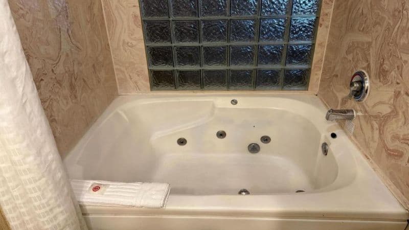 Wingate by Wyndham Livonia Jacuzzi room