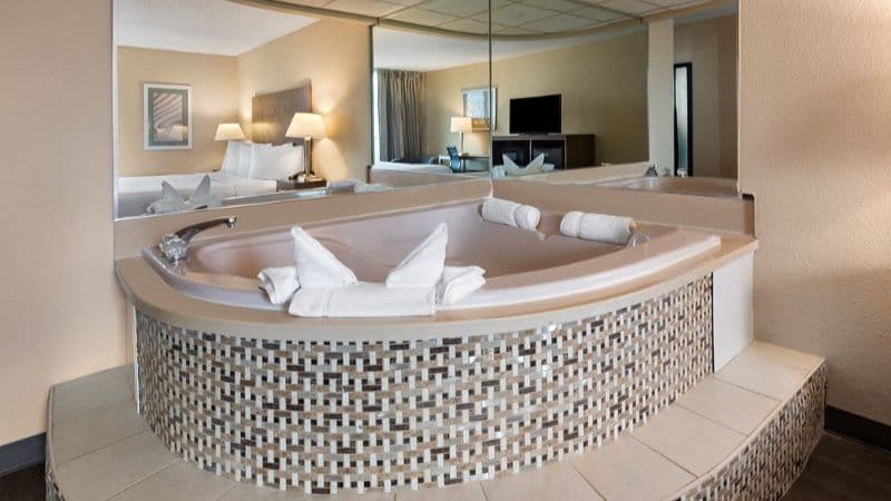 Wingate by Wyndham Troy Jacuzzi room