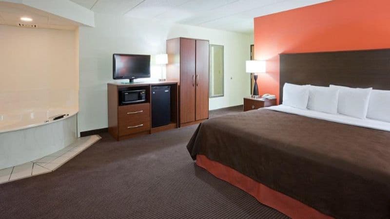 AmericInn by Wyndham Coon Rapids Jacuzzi room