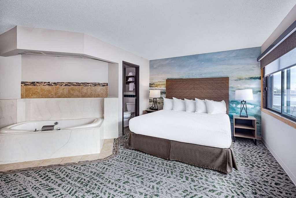 AmericInn By Wyndham Duluth South Black Woods Event Center Jacuzzi room