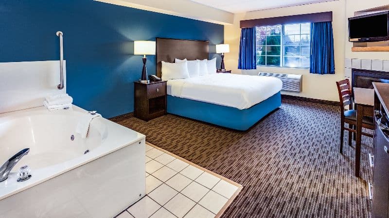 AmericInn by Wyndham Hotel and Suites Long Lake Jacuzzi room