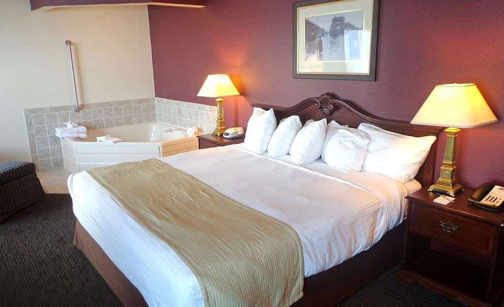 AmericInn by Wyndham Marshall Jacuzzi room