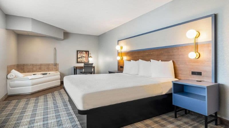 AmericInn by Wyndham Mounds View Minneapolis Jacuzzi room