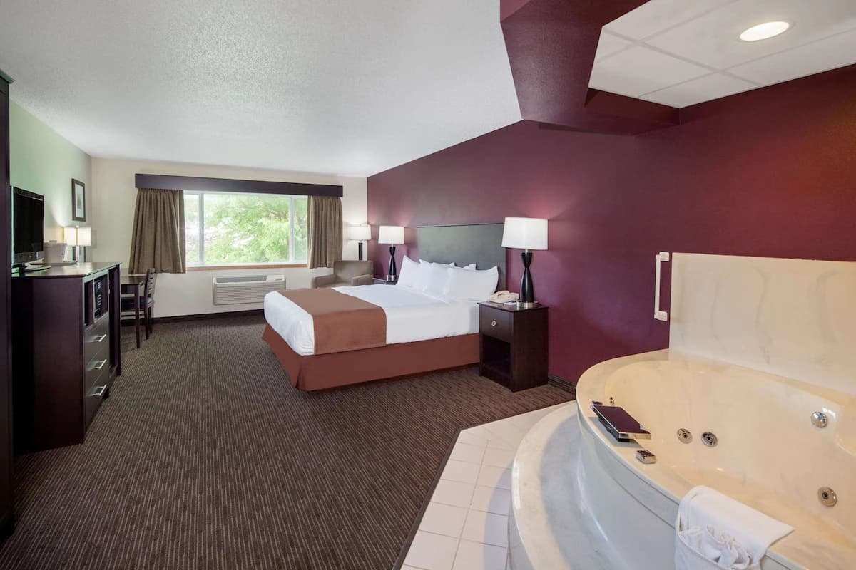 AmericInn by Wyndham Northfield Jacuzzi room