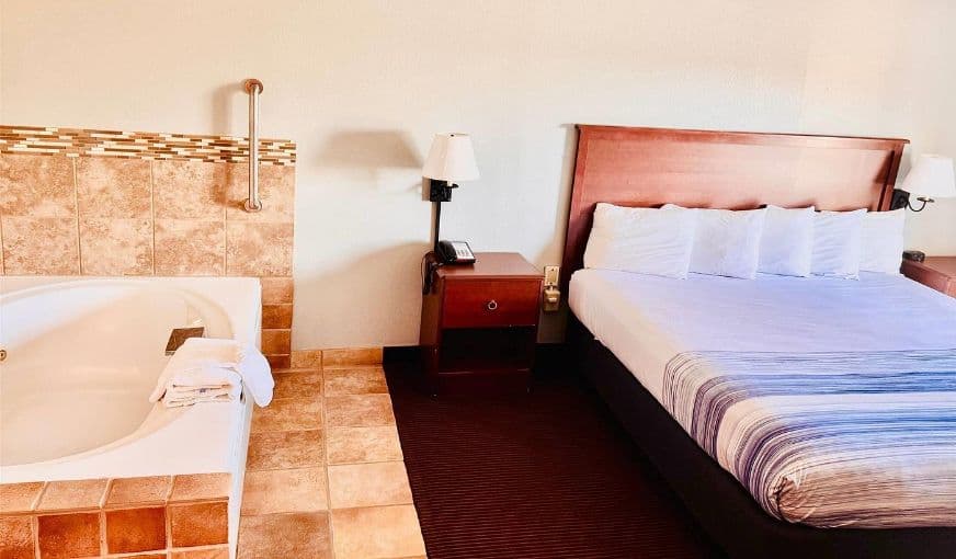 AmericInn by Wyndham Stillwater Jacuzzi room