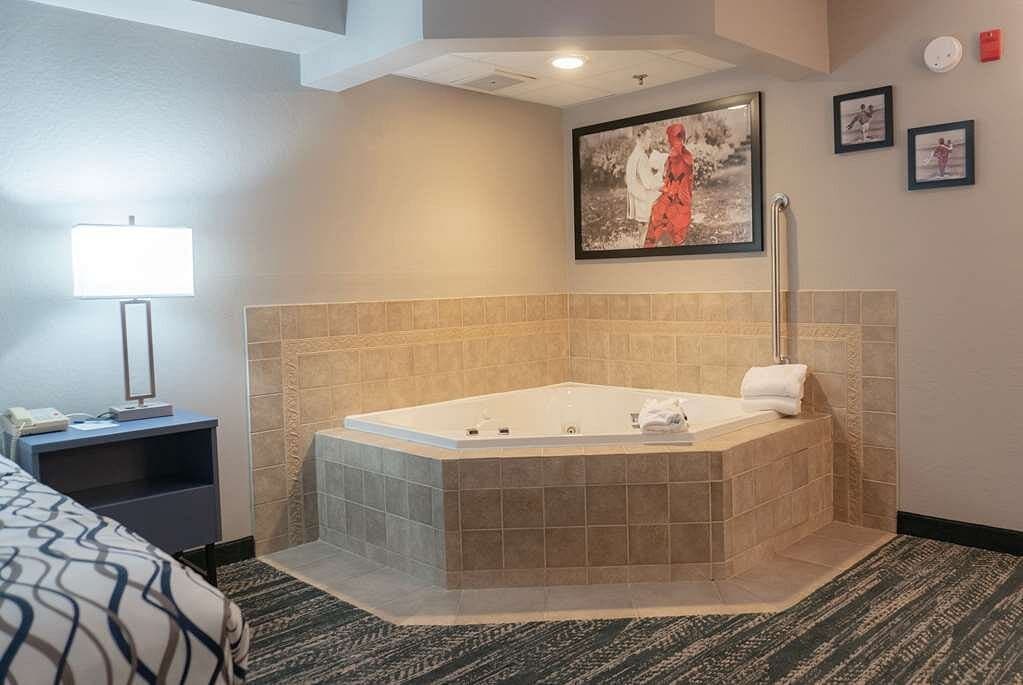 AmericInn by Wyndham Wabasha Jacuzzi room