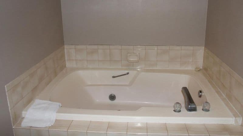 Asteria Inn & Suites Jacuzzi room