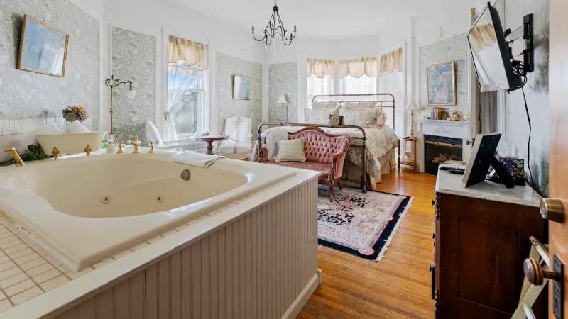 Aurora Staples Inn Jacuzzi room