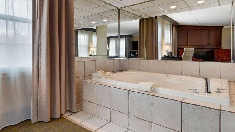 Best Western Plus White Bear Country Inn Jacuzzi room