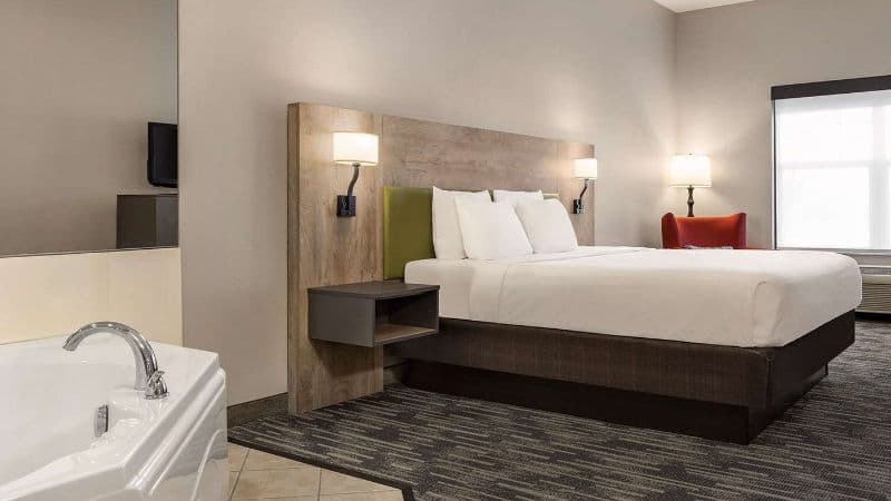 Country Inn & Suites by Radisson, St. Cloud East, MN Jacuzzi room