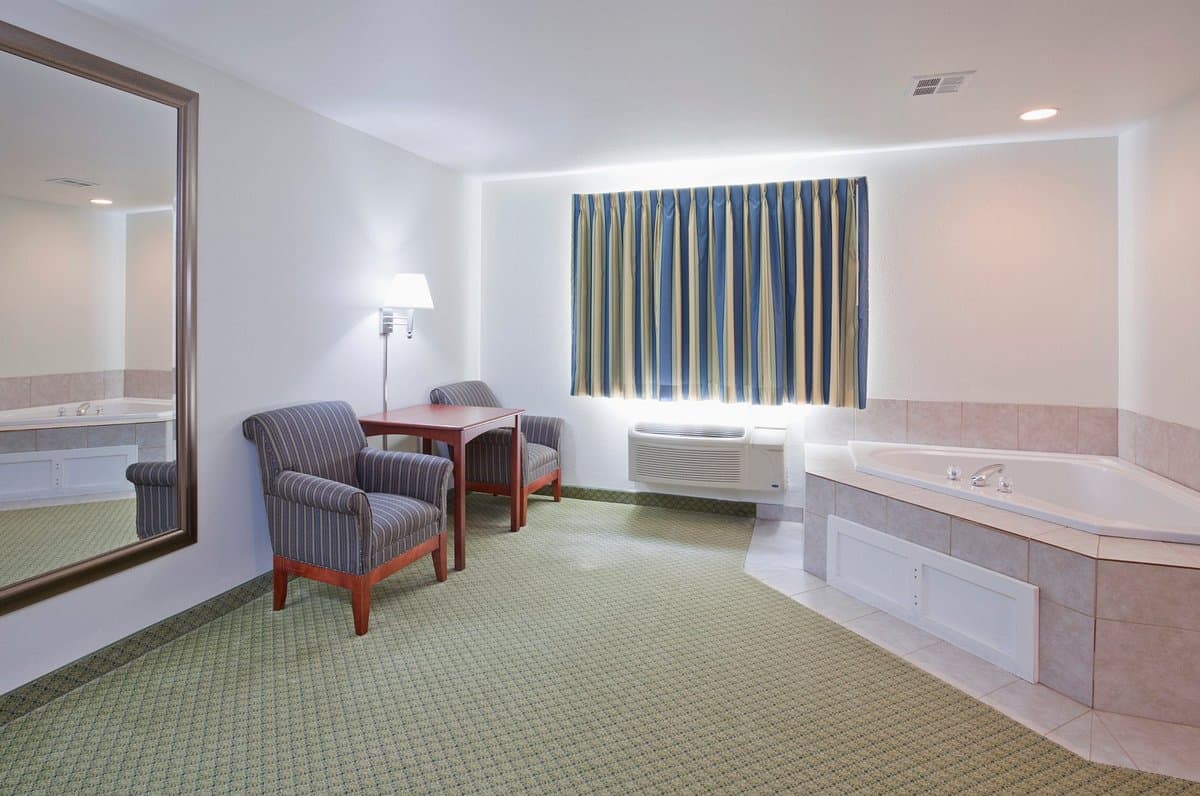 Crossings by GrandStay Inn and Suites Becker Jacuzzi room