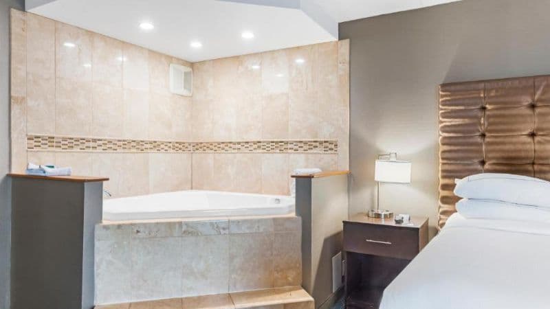DoubleTree By Hilton Roseville Minneapolis Jacuzzi room