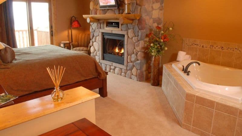 Grand Superior Lodge Jacuzzi room