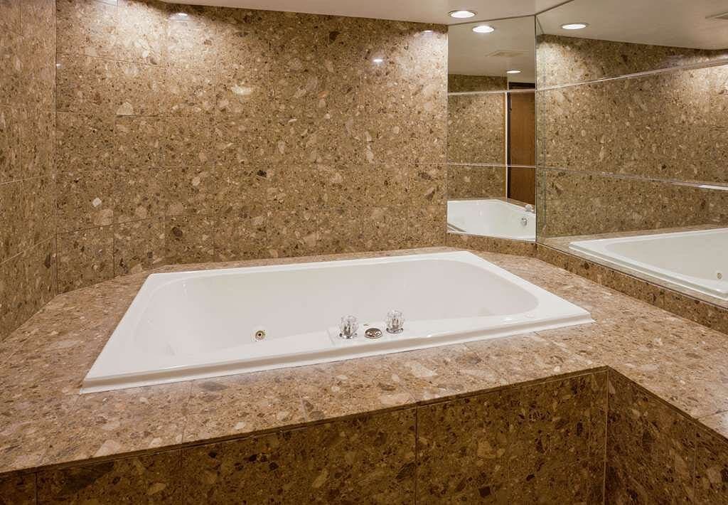 Hampton Inn Duluth Canal Park Jacuzzi room