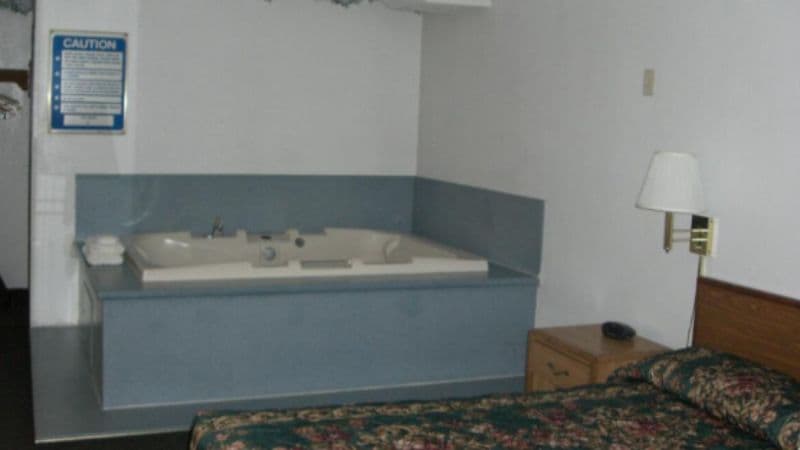 Norwood Inn & Suites Roseville Jacuzzi room