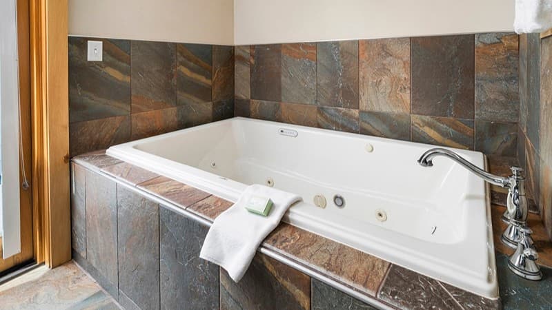 Park Point Marina Inn Jacuzzi room