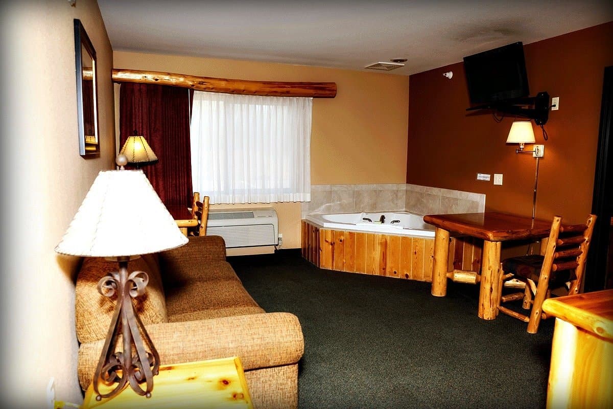 Pine Peaks Lodge and Suites Jacuzzi room