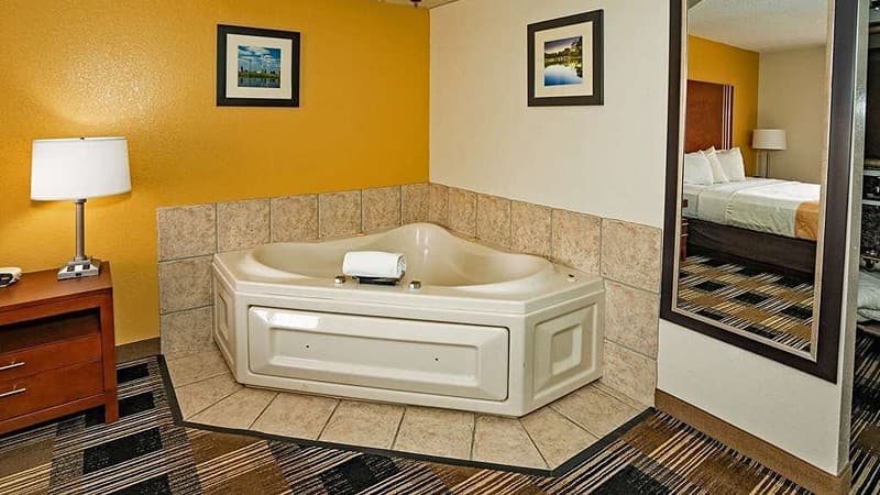 Quality Inn Near Medical Center Jacuzzi room