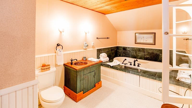 Round Barn Farm B & B Event Center Jacuzzi room