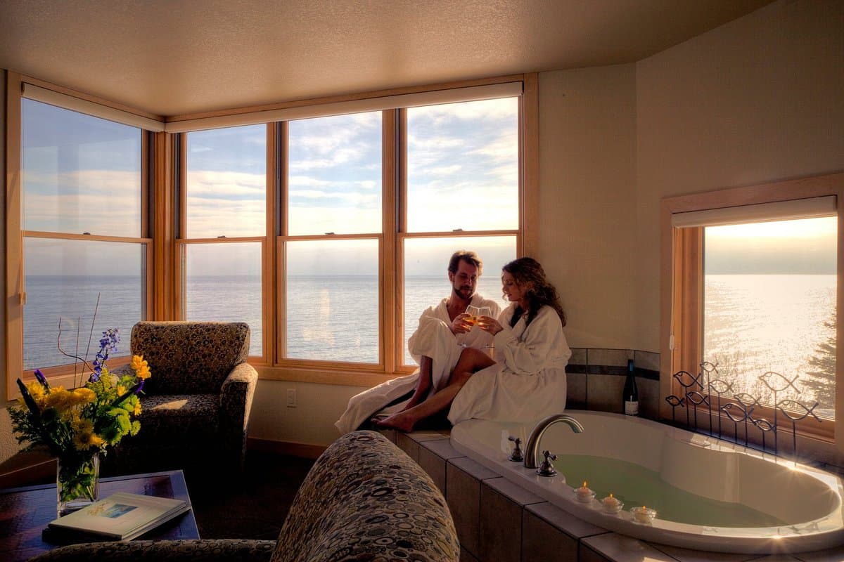 Surfside on Lake Superior Jacuzzi room