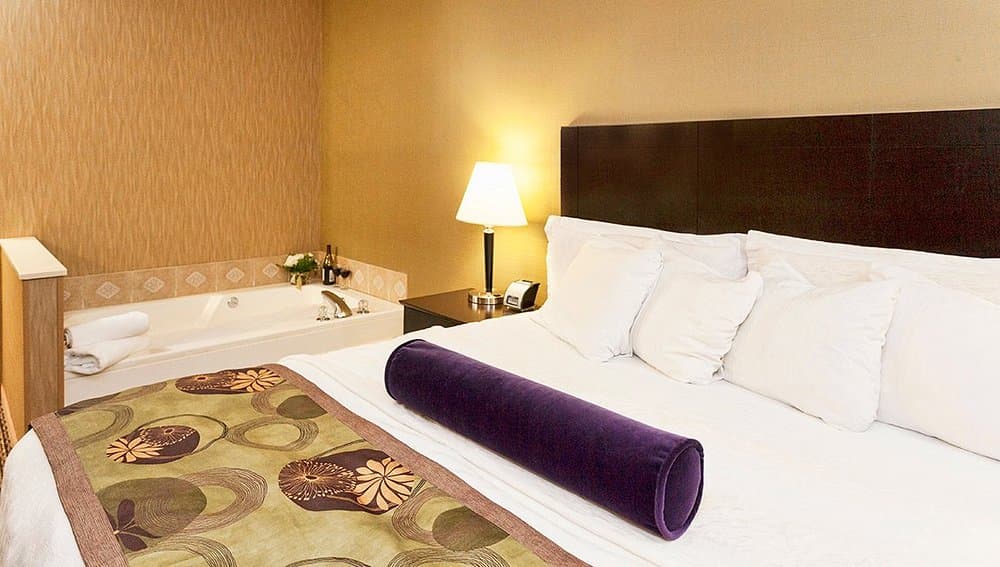 The Inn on Lake Superior Jacuzzi room