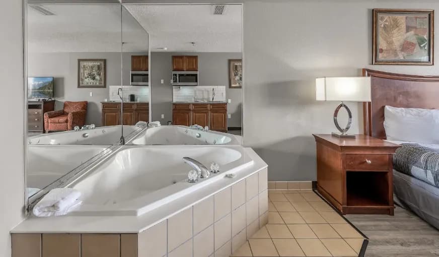 Townsquare Place Jacuzzi room
