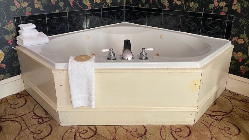Water Street Inn Jacuzzi room
