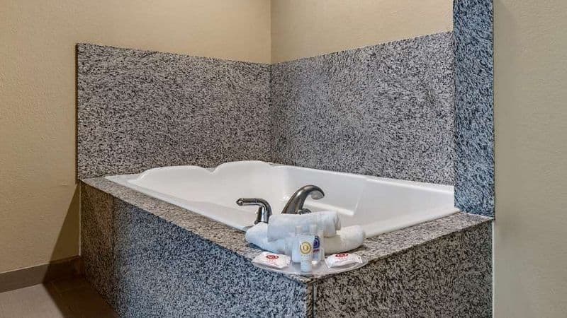 Comfort Suites Jacuzzi room