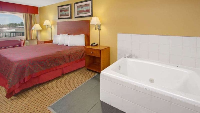 Days Inn by Wyndham Gulfport Jacuzzi room