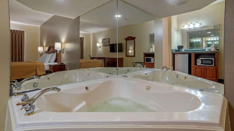 Econo Lodge Inn & Suites Flowood – Jackson Northwest Jacuzzi room