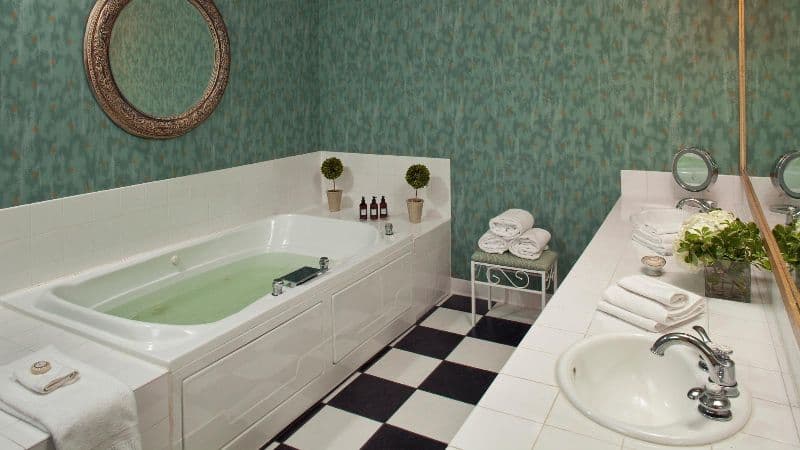Fairview Inn Jacuzzi room