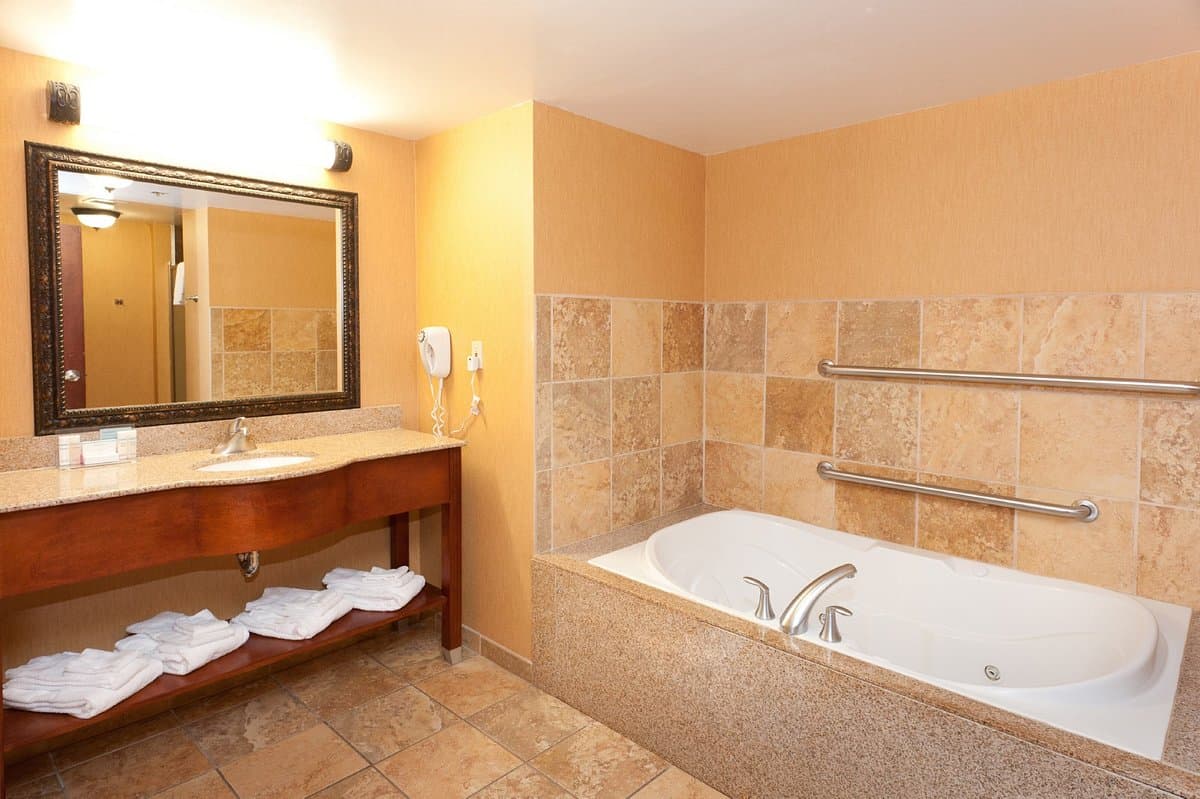 Hampton Inn & Suites McComb Jacuzzi room