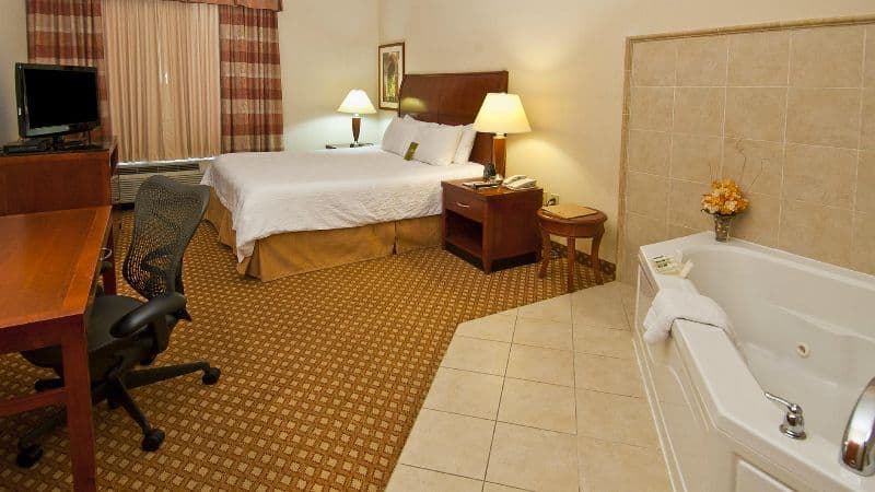 Hilton Garden Inn Jackson Pearl Jacuzzi room
