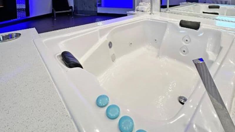Imperial Suites Jacuzzi room