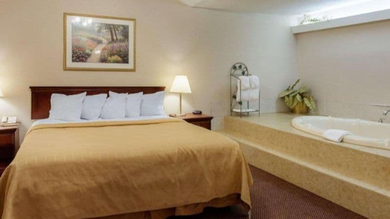 Quality Inn Jacuzzi room