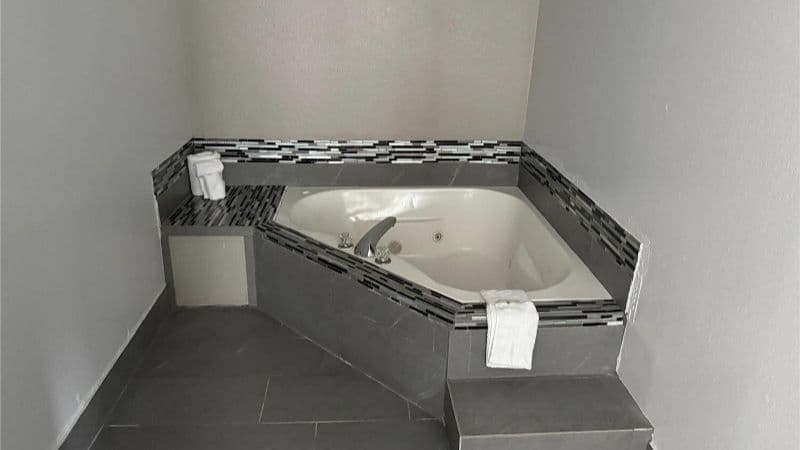 Quality Inn & Suites Biloxi – Ocean Springs Jacuzzi room